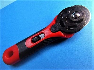 Rotary Cutter 45mm Soft Grip Straight Handle Red